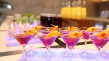 Melayani sarapan, makan siang, makan malam; sajian masakan Cina