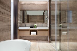 Presidential-Zimmer, 1 King-Bett | Badezimmer | Kostenlose Toilettenartikel, Haartrockner, Bademäntel, Hausschuhe