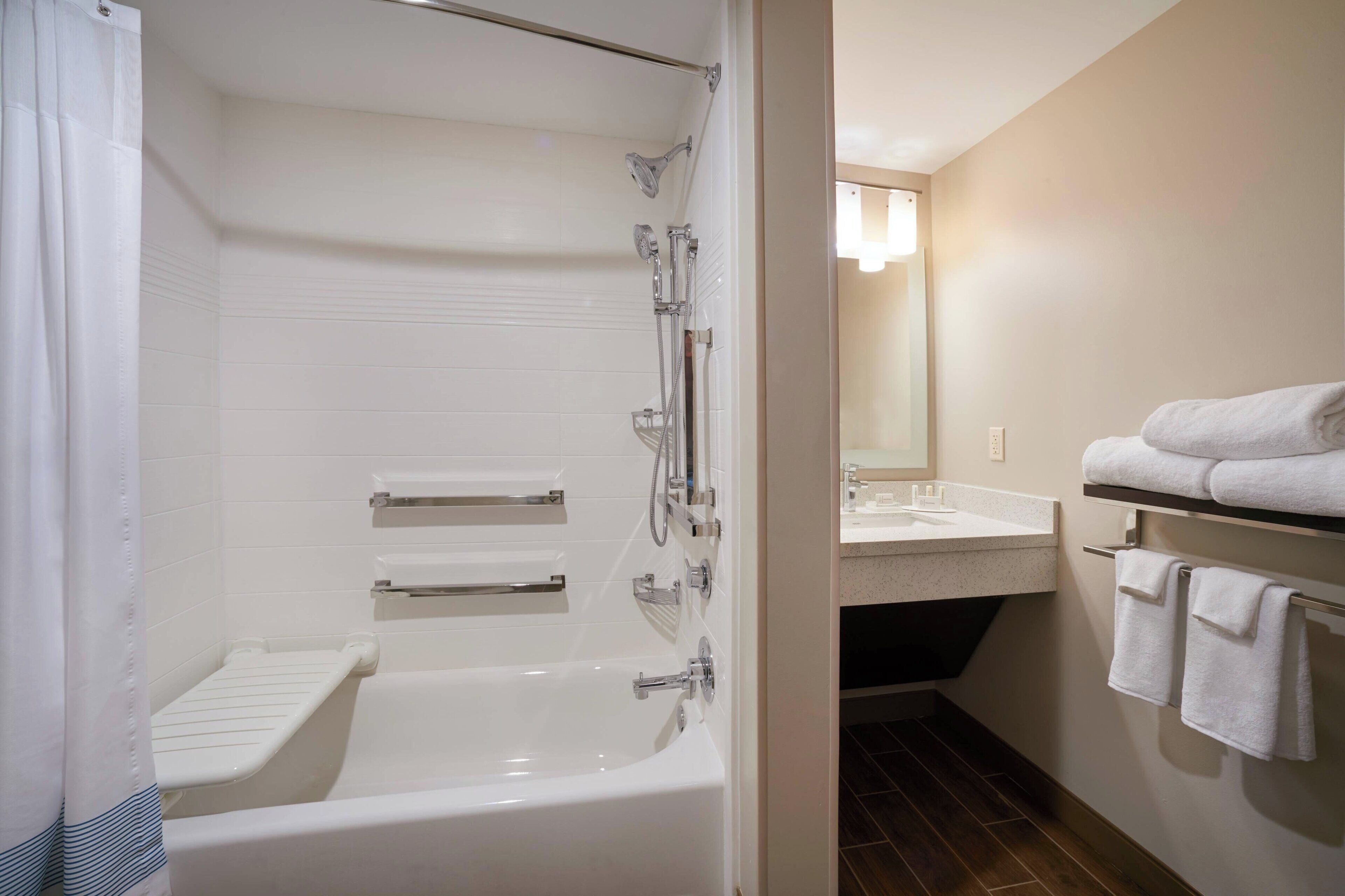 Ein modernes Badezimmer mit Badewanne, Dusche und Waschtisch.