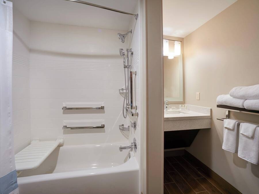 Ein modernes Badezimmer mit Badewanne, Dusche und Waschtisch.