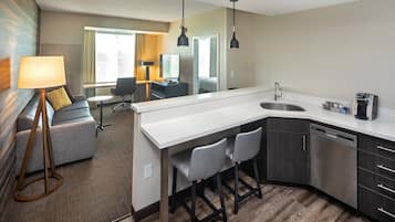 Suite, 1 habitación, para no fumadores | Sala de estar | Televisión, Netflix, películas con cargo y servicios de streaming