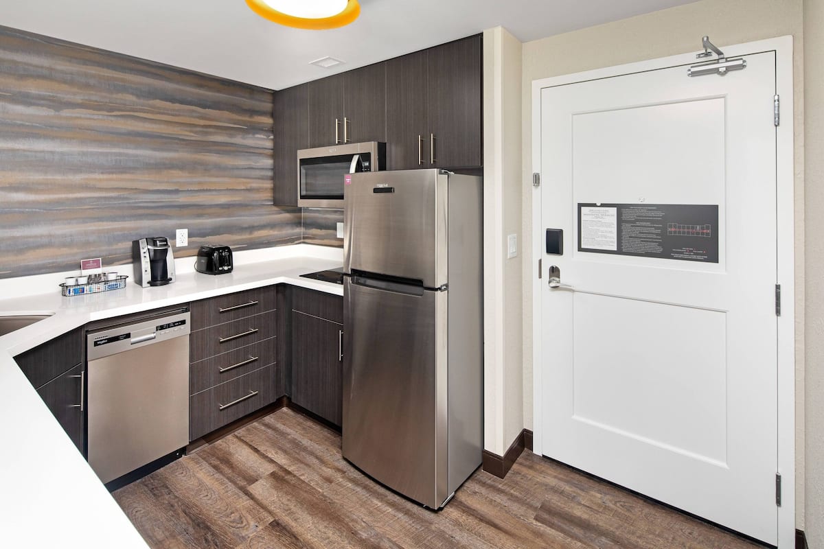 Kaffetrakter/tekoker, kjøleskap, mikrobølgeovn og kokeplater