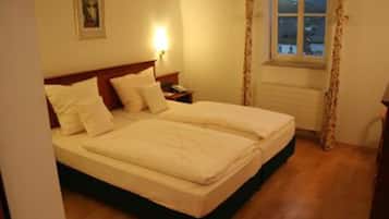 Zimmersafe, Schreibtisch, Verdunkelungsvorhänge, schallisolierte Zimmer