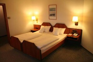 In-room safe, desk, blackout curtains, soundproofing - Altstadt Hotel (Trier)