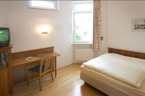 In-room safe, desk, blackout curtains, soundproofing - Altstadt Hotel (Trier)