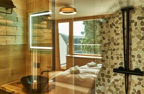 Superior Double Room | Bathroom | Hair dryer, towels, soap, shampoo - Dreiburgensee (Thurmansbang)