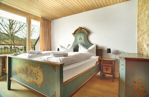 Habitación doble estándar | Caja de seguridad en la habitación y escritorio 