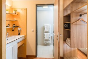 Bathroom - Hotel Neumarkt (Berg)