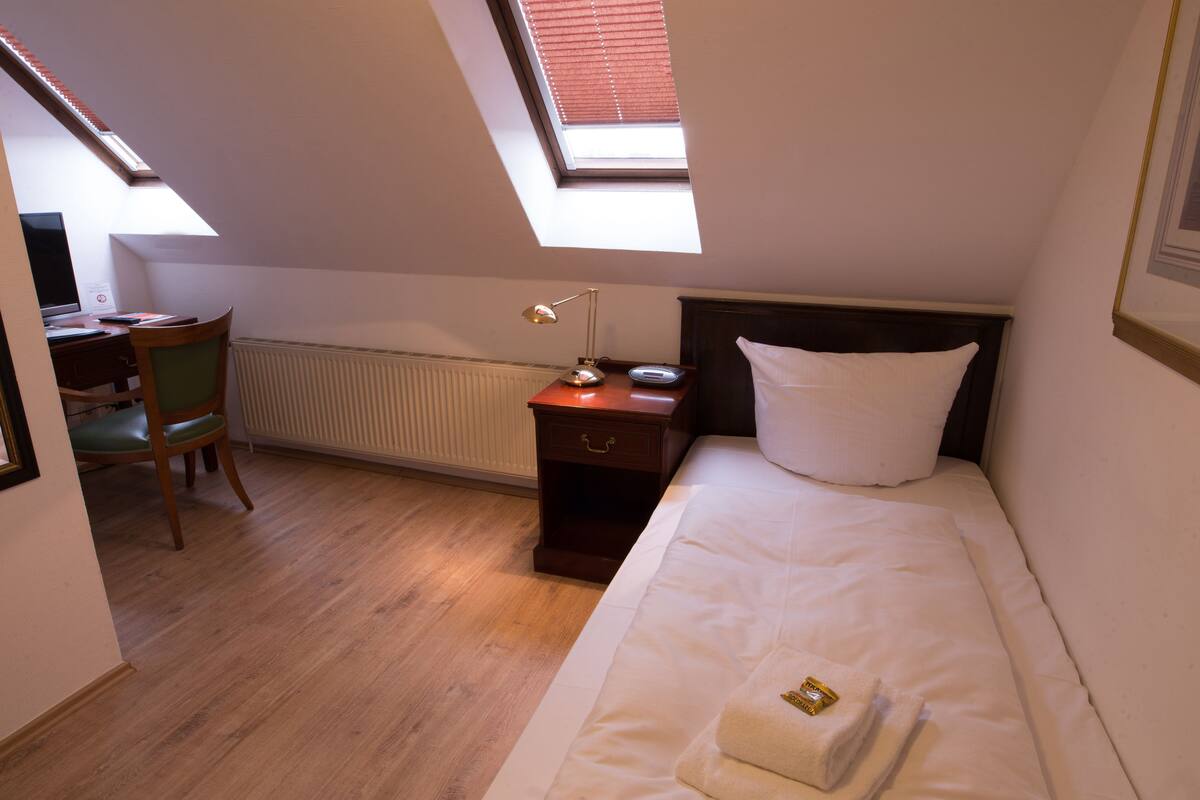Single Room | Hypo-allergenic bedding, in-room safe, blackout drapes, free WiFi