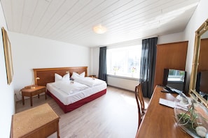 Hypo-allergenic bedding, in-room safe, blackout drapes, free WiFi