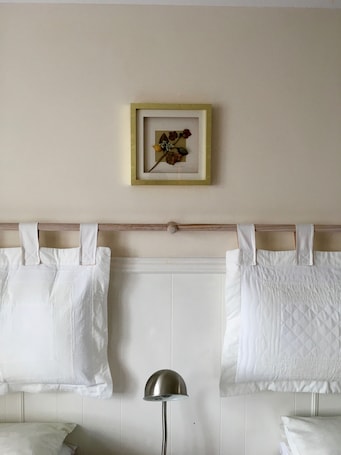 Escritorio, tabla de planchar con plancha, wifi gratis y ropa de cama