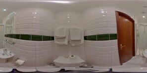 Shower, hair dryer, towels - Milka's (Oxford)