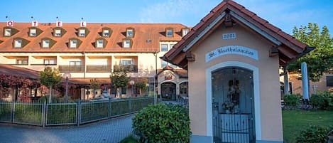Um edifício com uma placa indicando 'St. Georgsplatz' e o ano '2001' na fachada.