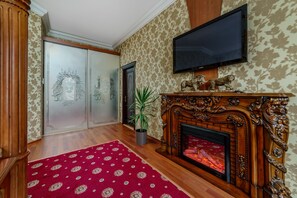 Royal Suite | Iron/ironing board, free WiFi, bed sheets - Art Suites on Deribasovskaya 10 (Odesa)