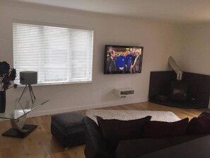 Presidential Cottage, 1 King Bed, Non Smoking, Garden View | Living room | Smart TV, fireplace, Netflix, DVD player - Langley Cottage (Wick)