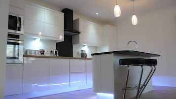 Presidential Cottage, 1 King Bed, Non Smoking, Garden View | Private kitchen