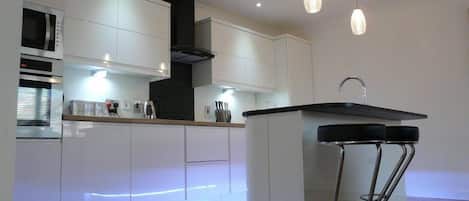 Presidentiële cottage, 1 kingsize bed, niet-roken, uitzicht op tuin | Privékeuken | Een koelkast, een microgolfoven, een oven, een kookplaat