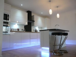 Presidential Cottage, 1 King Bed, Non Smoking, Garden View | Private kitchen
