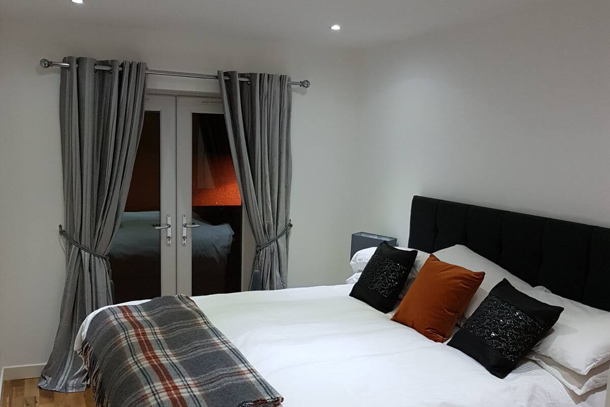 Presidential Cottage, 1 King Bed, Non Smoking, Garden View | Premium bedding, in-room safe, individually decorated