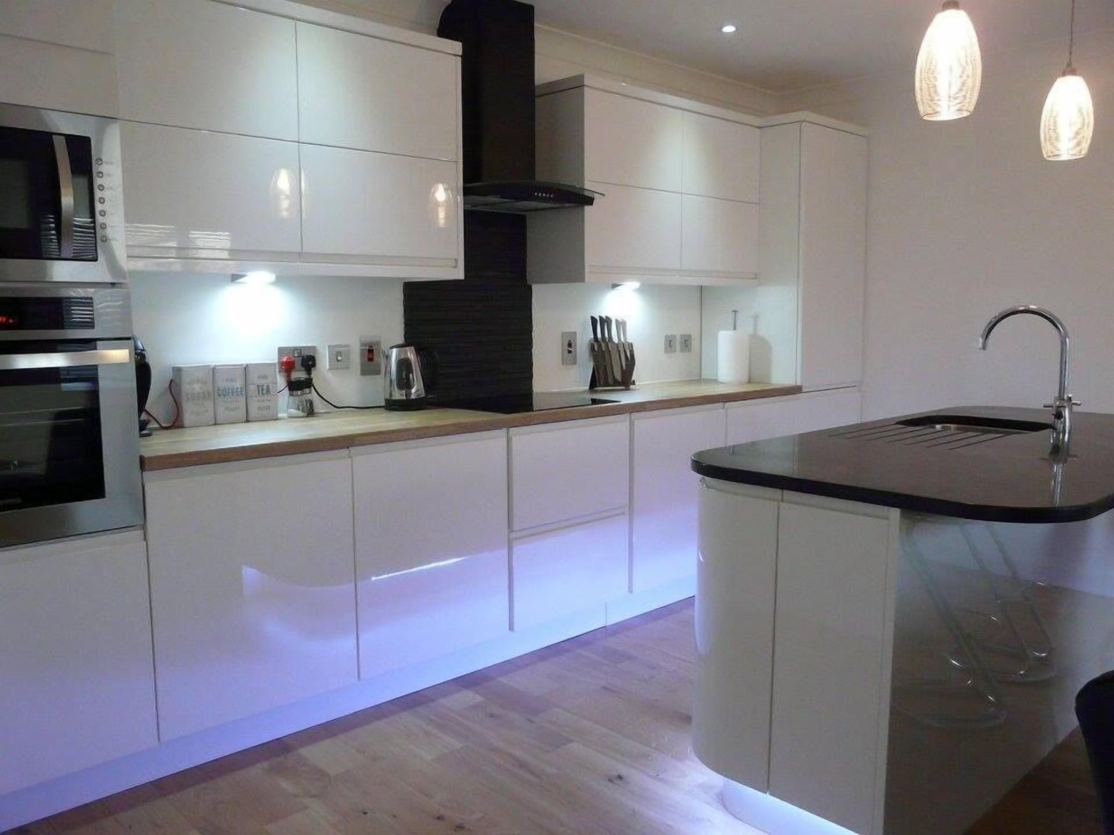 Presidential Cottage, 1 King Bed, Non Smoking, Garden View | Private kitchen