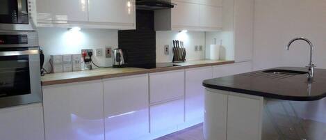 Presidential Cottage, 1 King Bed, Non Smoking, Garden View | Private kitchen