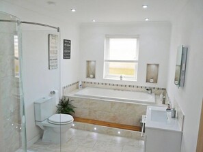 Presidential Cottage, 1 King Bed, Non Smoking, Garden View | Bathroom | Separate tub and shower, jetted tub, rainfall showerhead, hair dryer - Langley Cottage (Wick)
