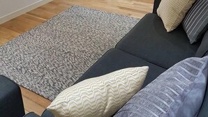 City-Apartment, 2 Schlafzimmer | Wohnzimmer | Flachbildfernseher
