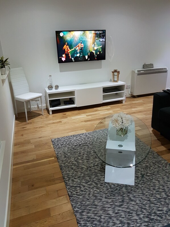 City Apartment, 2 Bedrooms | Living room