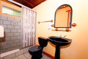 Superior kamer, 1 kingsize bed, niet-roken | Badkamer | Een douche, gratis toiletartikelen, handdoeken