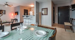 Deluxe-Apartment, 1 Queen-Bett, Nichtraucher, Buchtblick | Essbereich im Zimmer