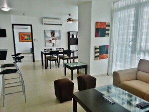 Living area - Deluxe Apartment Avenida Balboa (Panama City)