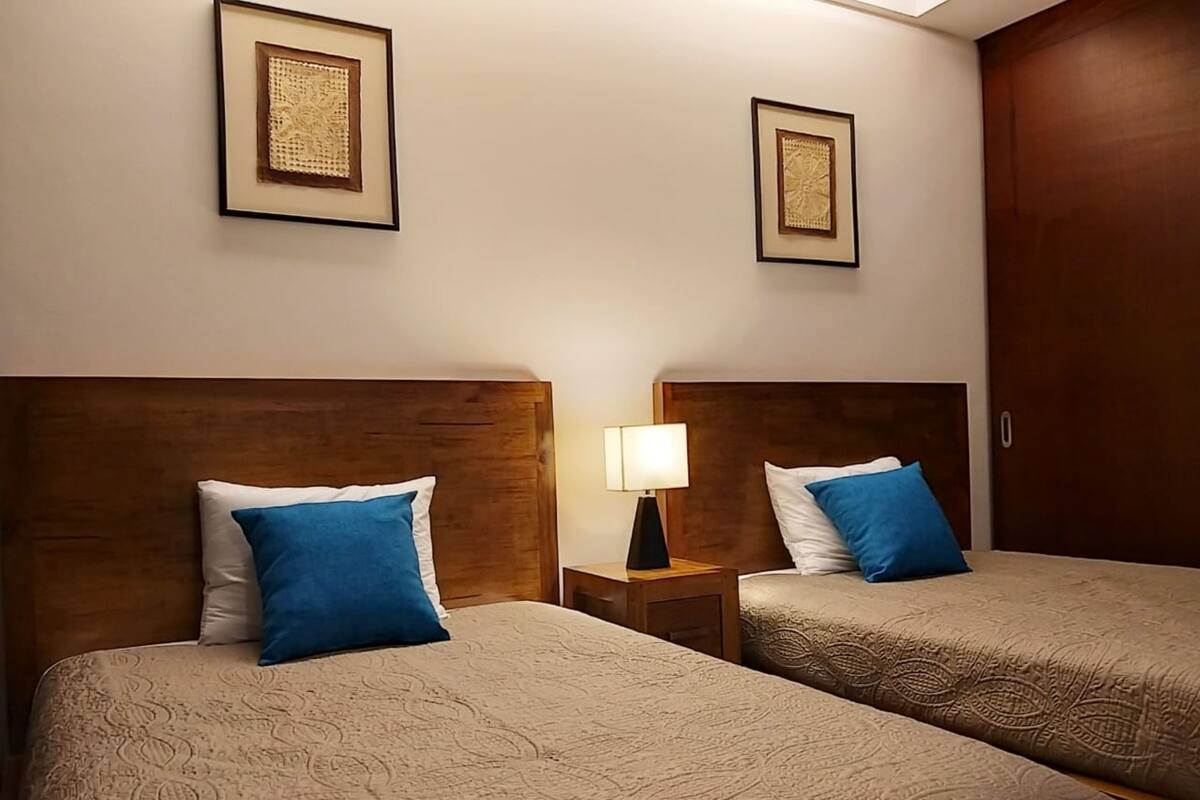 Apartemen Keluarga, 2 kamar tidur, jet tub, pemandangan kebun | Brankas, Wi-Fi gratis, dan seprai linen