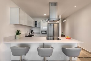Appartement Signature, 2 chambres, vue partielle sur la mer | Cuisine privée | Grand réfrigérateur, micro-ondes, four, plaque de cuisson