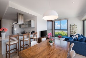 Royal-Apartment, 1 Schlafzimmer, Whirlpool, Meerblick | Wohnbereich | Flachbildfernseher