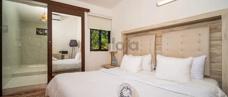 Yellow Diamond Suite | In-room safe, desk, blackout drapes, soundproofing