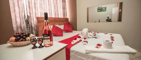 Tabla de planchar con plancha, wifi gratis y ropa de cama