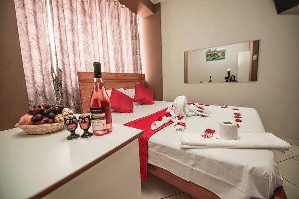 Double Room, 1 Double Bed | Iron/ironing board, free WiFi, bed sheets - Hostal Spring II (Huánuco)