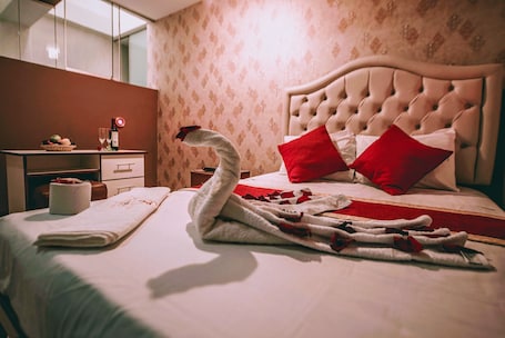 Tabla de planchar con plancha, wifi gratis y ropa de cama