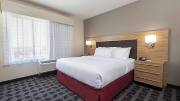 Een bureau, verduisterende gordijnen, een strijkplank/strijkijzer