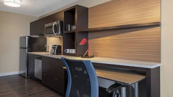 Refrigerador, microondas, placa de cocina, lavavajillas