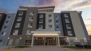 Un hotel de varios pisos con entrada cubierta y un letrero que dice "Towneplace Suites by Marriott".