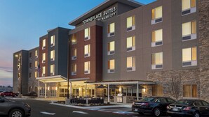 Un hôtel au design moderne, doté d’un espace extérieur couvert avec des sièges et d’un parking pouvant accueillir plusieurs voitures.