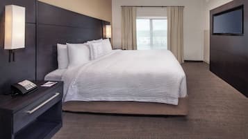 Una cassaforte in camera, una scrivania, tende oscuranti