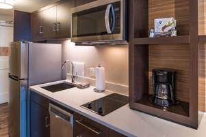 Refrigerador, microondas, placa de cocina, lavavajillas