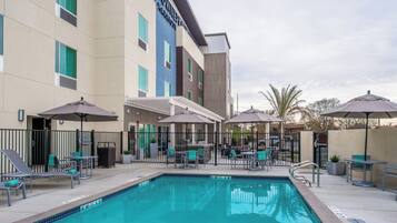 Piscina a l'aire lliure (horari: 10:00-22:00), para-sols i gandules