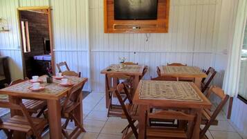 Café da manhã com buffet grátis todos os dias