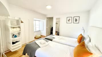Departamento estándar, 1 habitación | Espacio para trabajar con laptop y tabla de planchar con plancha