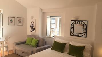 Studio, Balcony | Laptop workspace, iron/ironing board, free WiFi, bed sheets