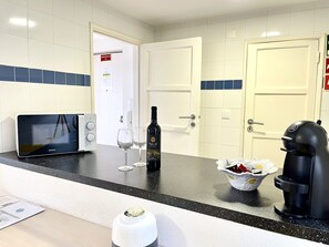 Apartamento standard, 1 quarto | Cozinha privada | Geladeira, micro-ondas, cooktop, máquina de café expresso