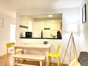 Apartamento standard, 1 quarto | Área de estar | TV LED